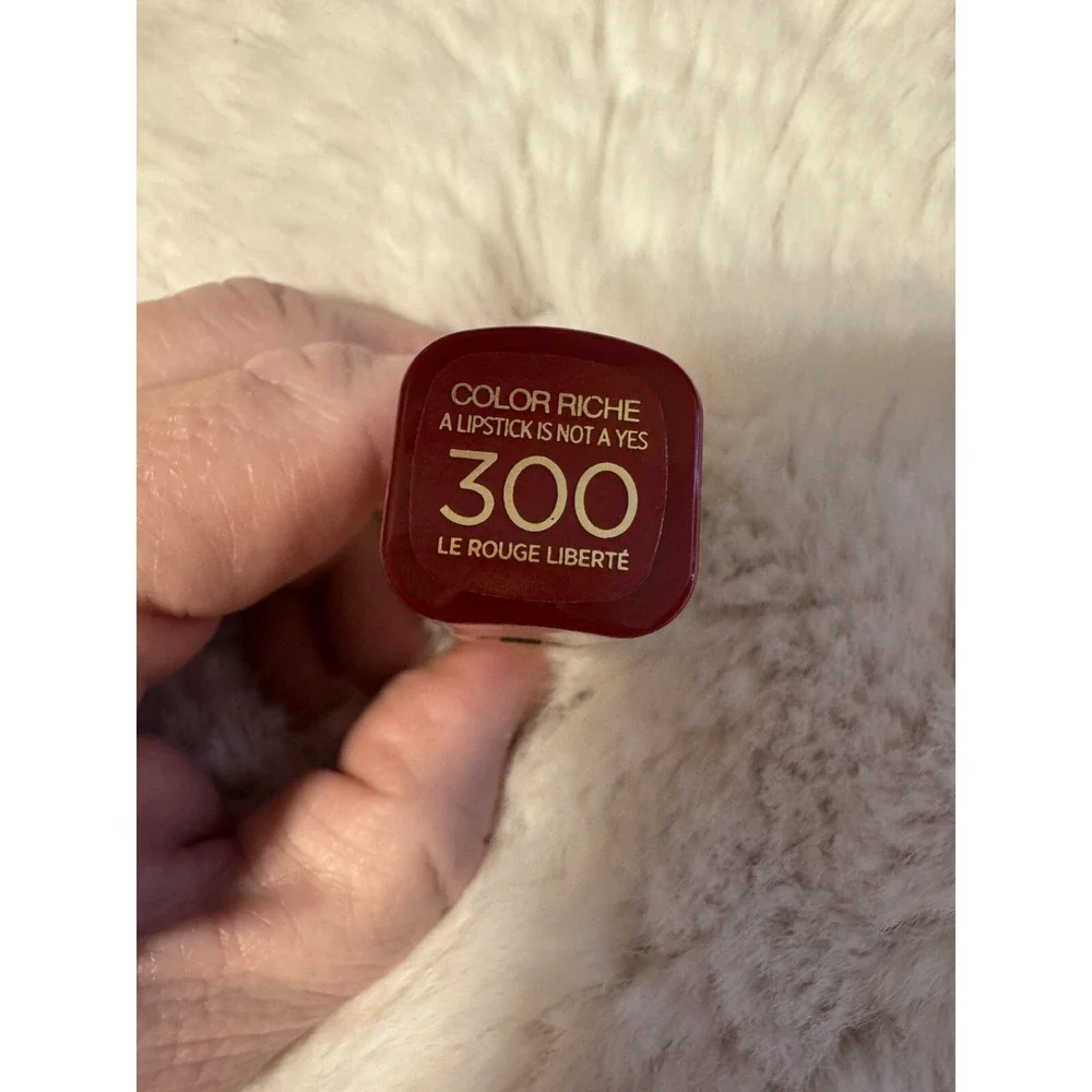 L'Oréal Paris Red Lipstick 300‎ Vintage New Color Riche Le Rouge Liberte Rare
